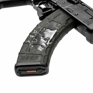 GunSkins® prémiový vinylový skin na zásobník AK-47 – GS® Molon Labe Black™ (Barva: GS® Molon Labe Black™) obraz