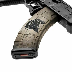GunSkins® prémiový vinylový skin na zásobník AK-47 – GS® Molon Labe Tan™ (Barva: GS® Molon Labe Tan™) obraz
