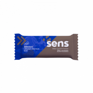Proteinová tyčinka Serious z cvrččí mouky 12 x 60 g sezam v hořké čokoládě - SENS obraz