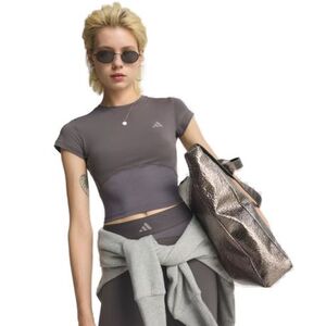 Dámské tréninkové tričko s krátkým rukávem ADIDAS-HYG SHN BABY T GRESTR/TAUOXI GREY STRATA/TAUPE OXIDE obraz
