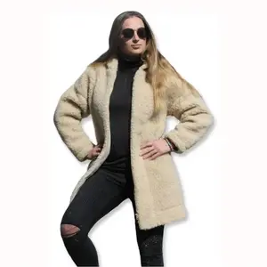 Ovčíno kabát s kapucí z ovčí vlny DIANA - 3 - S/M - přes prsa 104 cm obraz
